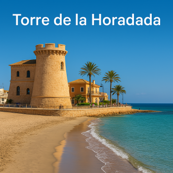 Zicht op de historische toren van Torre de la Horadada met de Middellandse Zee en palmbomen op de achtergrond