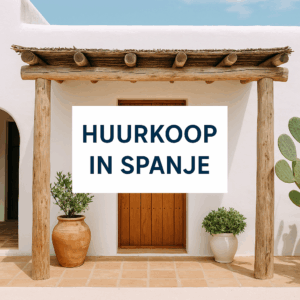 Huurkoop in Spanje bij een witte Mediterrane woning met houten pergola en terracotta tegels