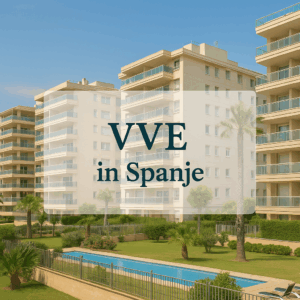 Afbeelding van een modern appartementencomplex met palmbomen en zwembad, met in het midden de tekst "VVE in Spanje" in een wit vlak. Alles over de VVE in Spanje