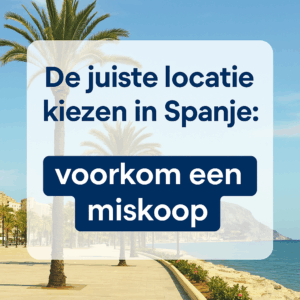 Thumbnail met tekst “De juiste locatie kiezen in Spanje: voorkom een miskoop” over een Spaanse boulevard met palmbomen en zeezicht.