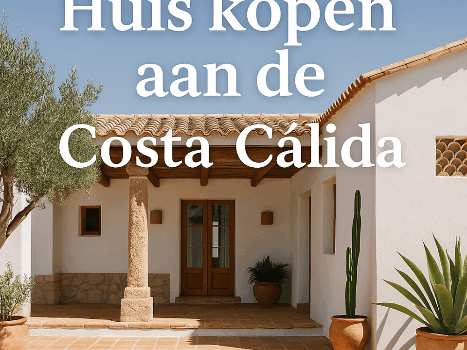 Ibiza-stijl villa met terracotta tegels en cactussen onder de Spaanse zon, met de tekst ‘Huis kopen aan de Costa Cálida’.