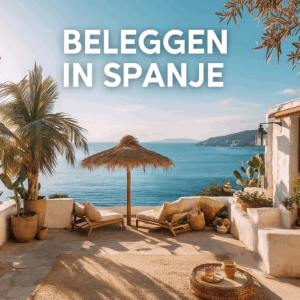 Thumbnail van “Beleggen in Spanje” met een Mediterraanse terrassetting en uitzicht op zee